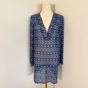 White House Black Market Blue & White Ikat Print V-Neck Blouse Size M